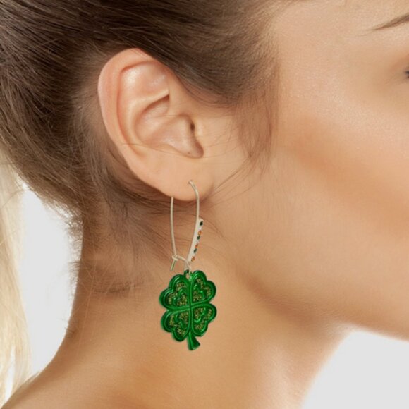 Betsey Johnson LUCKY CHARM SHAMROCK Shepard Hook Earrings St Patricks Day NWT - Picture 1 of 8